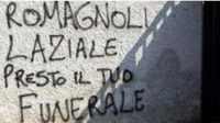 ANCAMAN -  Gara-gara berpose mengenakan kostum Lazio, mantan bek AS Roma yang baru saja pindah ke AC Milan, Alessio Romagnoli, menerima teror dan ancaman pembunuhan. (101 GREGAT GOALS)