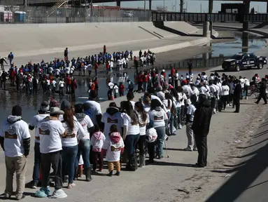 Ratusan orang berbaris mengantre untuk bertemu keluarga dan kerabat mereka di perbatasan Meksiko-AS di Ciudad Juarez, Meksiko (28/1). (AP Photo/Christian Torres)