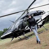 Penyanyi Syahrini dikenal dengan kehidupannya yang glamour. Tampil dengan barang-barang merek terkenal. Bahkan, ia juga sering menggunakan pesawat jet untuk mendukung kesibukannya. (Instagram/princessyahrini)