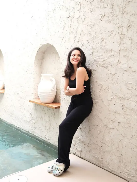 Gaya simpel lainnya dari Marsha Aruan yang memadukan tank top hitam dengan celana panjang yang juga berwarna hitam. [Foto: Instagram/aruanmarsha]