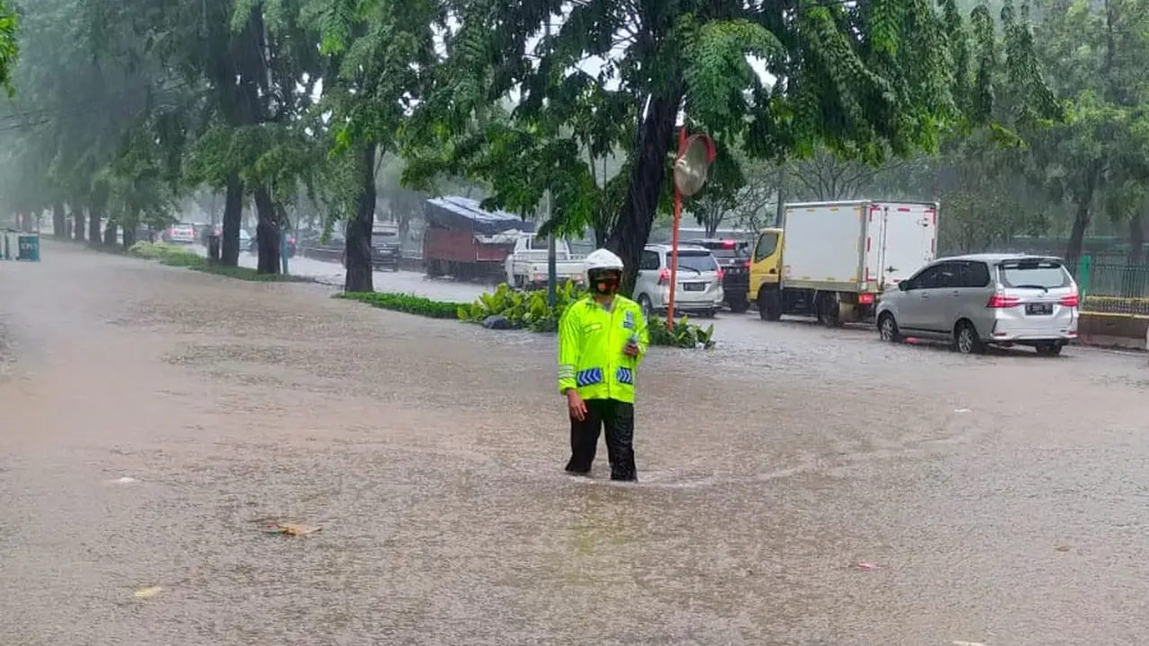 Banjir yang menggenangi sebuah jalan di Jakarta Pusat, Selasa (18/1/2022)