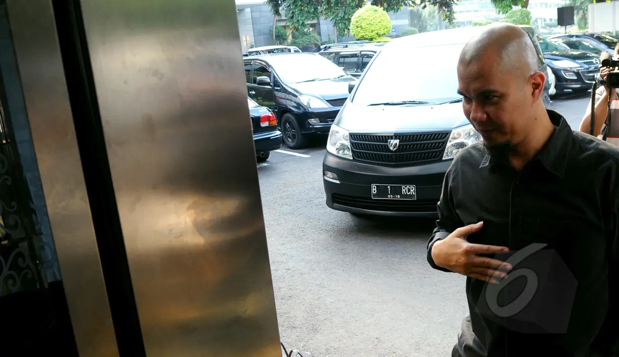 Ahmad Dhani berjalan masuk ke kantor Direktorat Reserse Kriminal  Khusus Polda Metro Jaya, Jakarta, Kamis (9/4/2015).Ahmad Dhani melaporkan pengacara Farhat Abbas terkait kasus pencemaran nama baik di media sosial. (Liputan6.com/Faisal R Syam)
