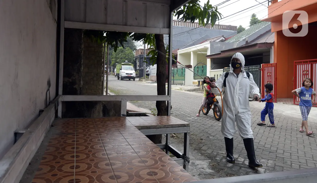 Anggota Brimob Batalion A Ciputat melakukan penyemprotan disinfektan di kawasan Bambu Apus, Tangerang Selatan, Banten, Selasa (4/8/2020). Penyemprotan terhadap rumah, sekolah, serta masjid tersebut dilakukan untuk mencegah penyebaran COVID-19 yang terus meningkat. (merdeka.com/Dwi Narwoko)