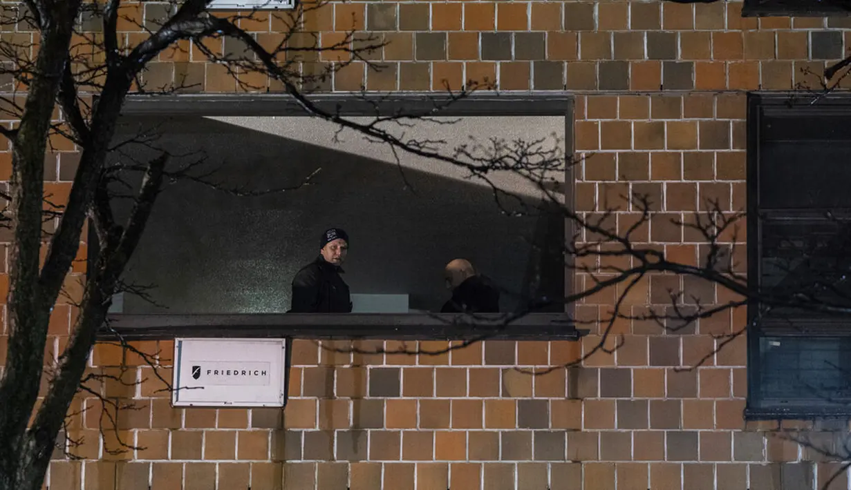 Penyelidik terlihat pada lokasi kebakaran gedung apartemen di Bronx, New York, Amerika Serikat, 9 Januari 2022. Sebanyak 19 orang tewas dalam kebakaran maut tersebut. (AP Photo/Jeenah Moon)