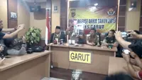 Didampingi Bupati Garut dan Ketua MUI, Kapolres Dede Yudi Ferdiansyah nampak tengah memberikan penjelasan ihwal kasus dugaan penistaan agama menginjak alquran di Garut, Jawa Barat (Liputan6.com/Jayadi Supriadin)
