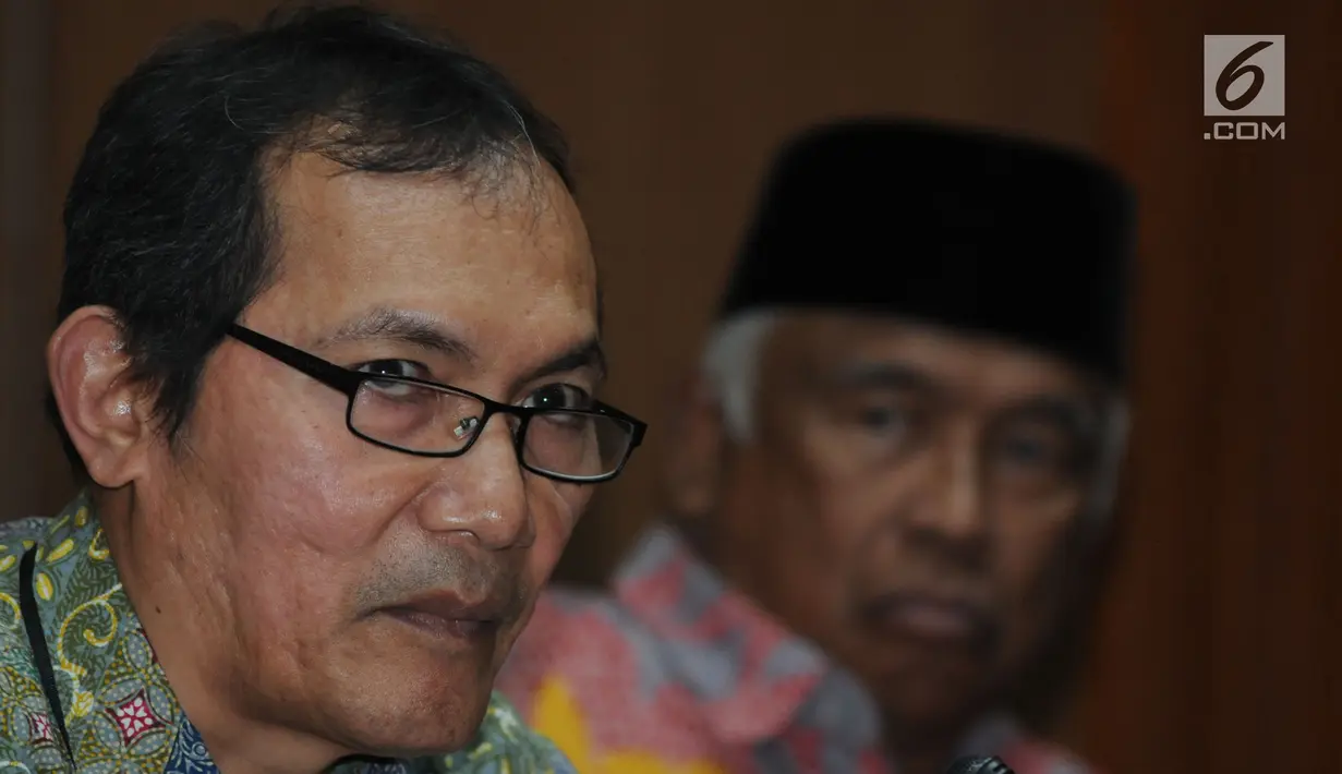 Wakil Ketua KPK Saut Situmorang (kiri) memberi keterangan proses penyerahan diri Eddy Sindoro di KPK, Jakarta, Jumat (12/10). Eddy merupakan tersangka dalam kasus suap panitera PN Jakarta Pusat, Edy Nasution pada tahun 2016 lalu. (Merdeka.com/Dwi Narwoko)