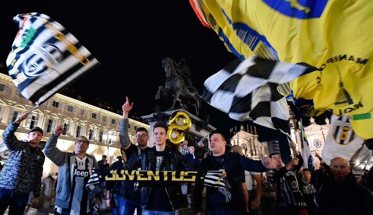 Suporter Juventus merayakan kemenangan saat Juventus menjuarai Serie A Liga Italia 2018/2019 usai mengalahkan Fiorentina dalam Serie A Liga Italia di Stadion Allianz, Turin, Italia, Sabtu (20/4). (Alessandro Di Marco/ANSA via AP)