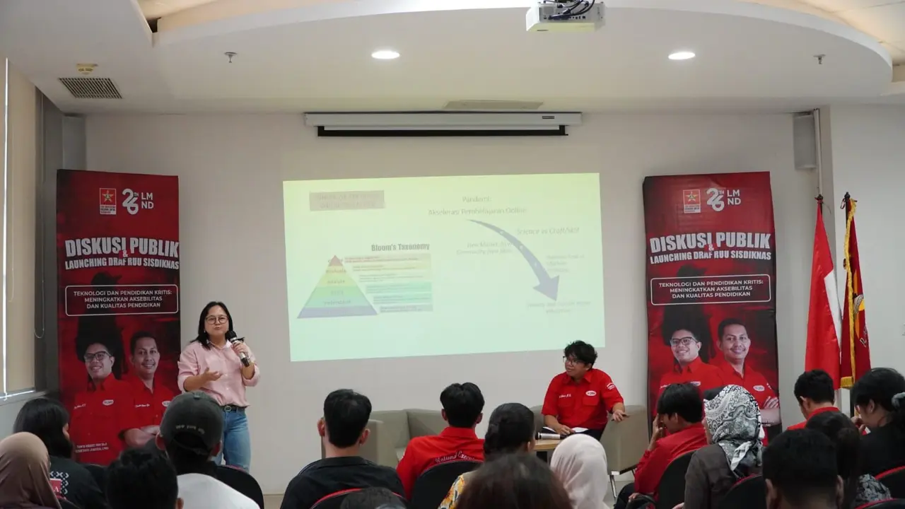 Liga Mahasiswa Nasional untuk Demokrasi (LMND) menggelar diskusi dalam pembahasan Draft Rancangan Undang-Undang (RUU) Sistem Pendidikan Nasional (Sisdiknas).