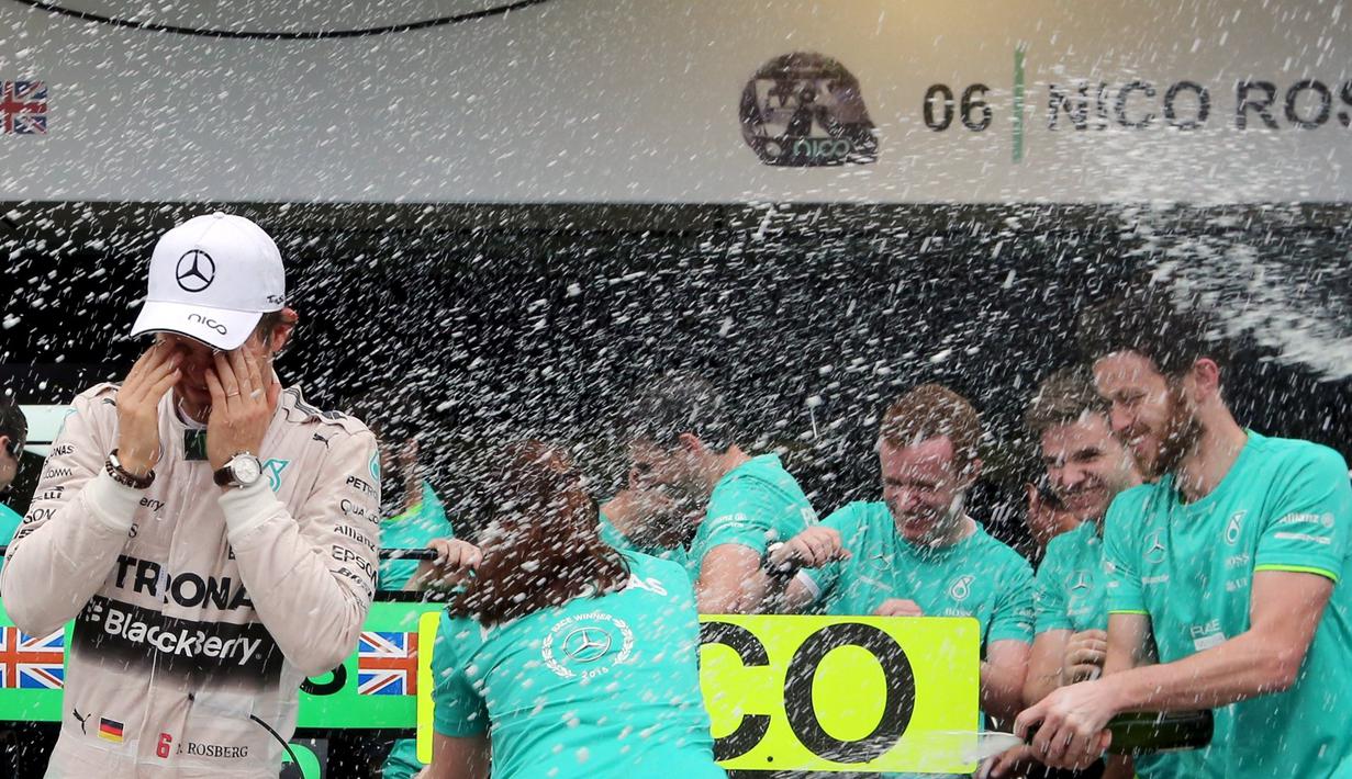 Pesta kemenangan Nico Rosber dan Lewis Hamilton di garasi tim Mercedes di Sirkuit Interlagos, Sao Paulo, Brasil, Senin (16/11/2015) dini hari WIB (Reuters/Paulo Whitaker)