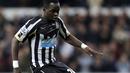 Aksi Cheick Tiote saat masih berseragam Newcastle United pada laga Premier League melawan Everton di Saint James Park stadium, Newcastle, (28/12/2014).  (AP/Scott Heppell, file)