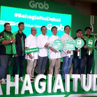 Manajemen Grab Indonesia bersama Geng Ojol, grup musik yang beranggotakan mitra pengemudi ojek online dari platform yang berbeda.