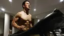 Pada salah satu postingan foto di Instagram, Joe Taslim tampak sedang bertelanjang dada. Ia terlihat sedang berolahraga di atas treadmill. (Foto: instagram.com/joe_taslim)