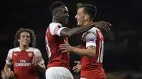 Gelandang Arsenal, Mesut Ozil, merayakan gol bersama Danny Welbeck usai membobol gawang Vorskla pada laga Liga Europa di Stadion Emirates, London, Kamis (20/9/2018). Arsenal menang 4-2 atas Vorskla. (AP/Kirsty Wigglesworth)