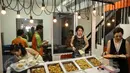 Wanita cantik pemilik warung bakso Djingkrak Sunter ikut melayani para konsumen di Jakarta, Kamis (28/4). Warung bakso ini mungkin jadi satu-satunya inovasi canggih pertama yang menghadirkan pelayan bakso super seksi (Liputan6.com/Faizal Fanani)
