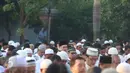 Terdakwa kasus percabulan yang juga pedangdut Saipul Jamil, saat melaksanakan salat Idul Fitri di Rumah Tahanan Klas I Cipinang, Jakarta, Rabu (6/7). Saipul Jamil duduk bersama tahanan lain di lapangan Rutan Cipinang. (Liputan6.com/Herman Zakharia)