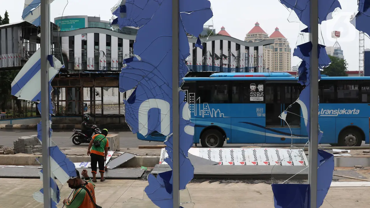 FOTO: Belum Selesai Dibangun, Halte Transjakarta Senen Rusak Diamuk Aksi Demo Anarkis