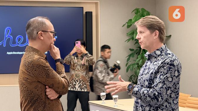 Gordon Shukwit, Senior Director, Apple Developer Academy dan Menperin Menteri Perindustrian, Agus Gumiwang Kartasasmita, di Apple Developer Institute. (Liputan6.com/ Yuslianson)