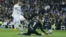 Striker Real Madrid, Karim Benzema, berusaha melewati kiper Real Sociedad, Geronimo Rulli, pada laga La Liga di Stadion Santiago Bernabeu, Sabtu (10/2/2018). Real Madrid menang 5-2 atas Real Sociedad. (AP/Francisco Seco)