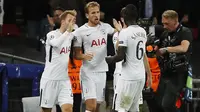 Para pemain Tottenham merayakan gol Harry Kane (tengah) saat melawan Dortmund pada laga grup H Liga Champions di Wembley stadium,  London, (13/9/2017). Tottenham menang 3-1. (AP/Kirsty Wigglesworth)