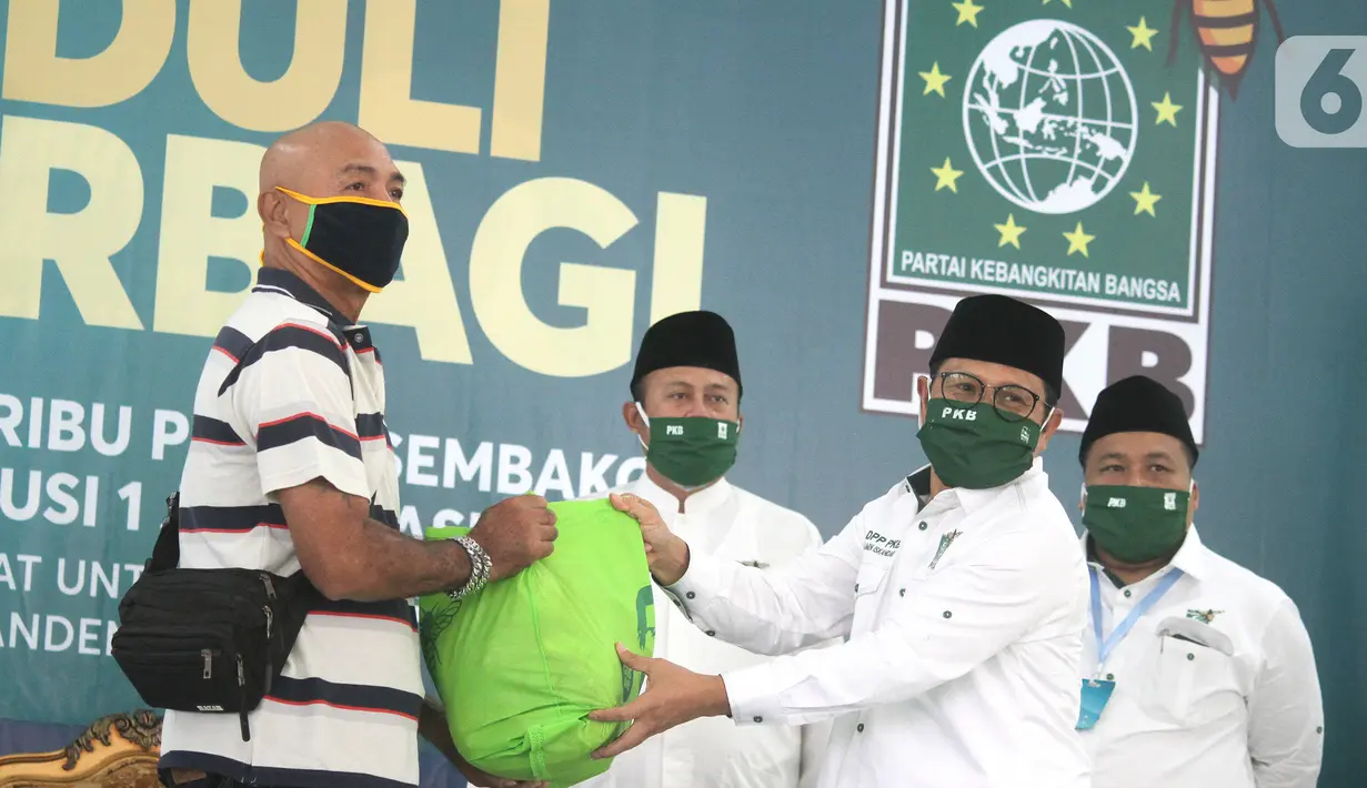 Ketua Umum Partai Kebangkitan Bangsa (PKB) Muhaimin Iskandar secara simbolis memberikan bantuan paket sembako dan masker di kantor DPP PKB di Jakarta, Minggu (17/5/2020). Bantuan 300 ribu paket sembako dan 1 juta masker ditujukan kepada masyarakat terdampak Covid-19. (Liputan6.com/HO/Agus)