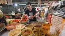 Pedagang mengambil bumbu di Pasar Kebayoran Lama, Jakarta, Selasa (3/4).Badan Pusat Statistik mencatat inflasi Bulan Maret 2018 sebesar 0,20 persen sehingga inflasi tahun kalender mencapai 0,99 persen (year to date). (Liputan6.com/Angga Yuniar)