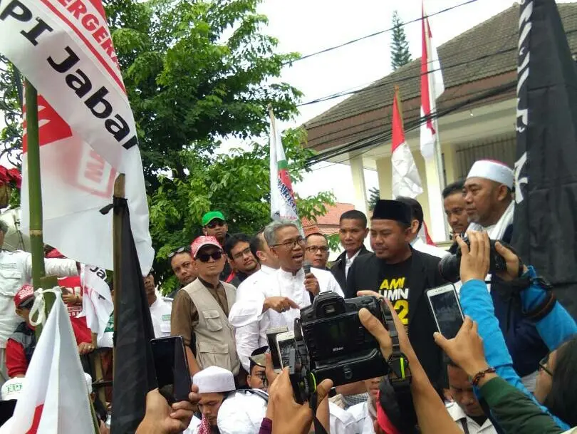Buni Yani berorasi usai sidang dakwaan di PN Bandung, Selasa (13/6/2017)
