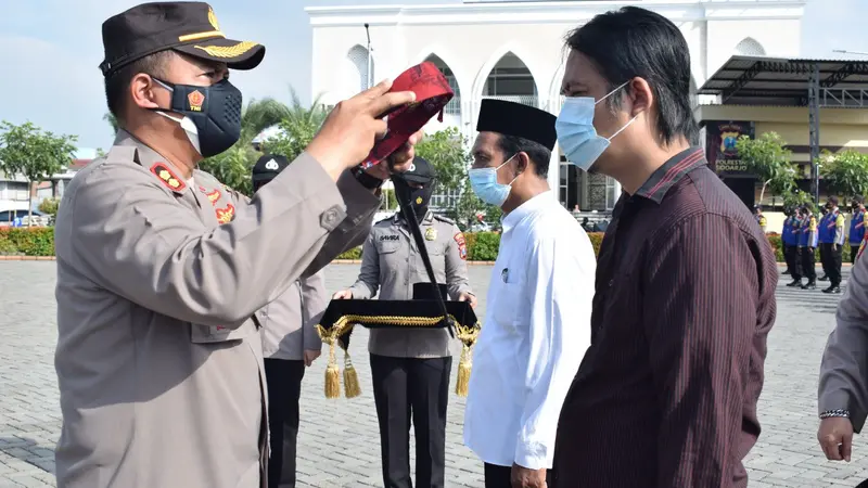 Polresta Sidoarjo menggandeng perguruan pencak silat dan dai cegah penyebaran Covid-19. (Dian Kurniawan/Liputan6.com)