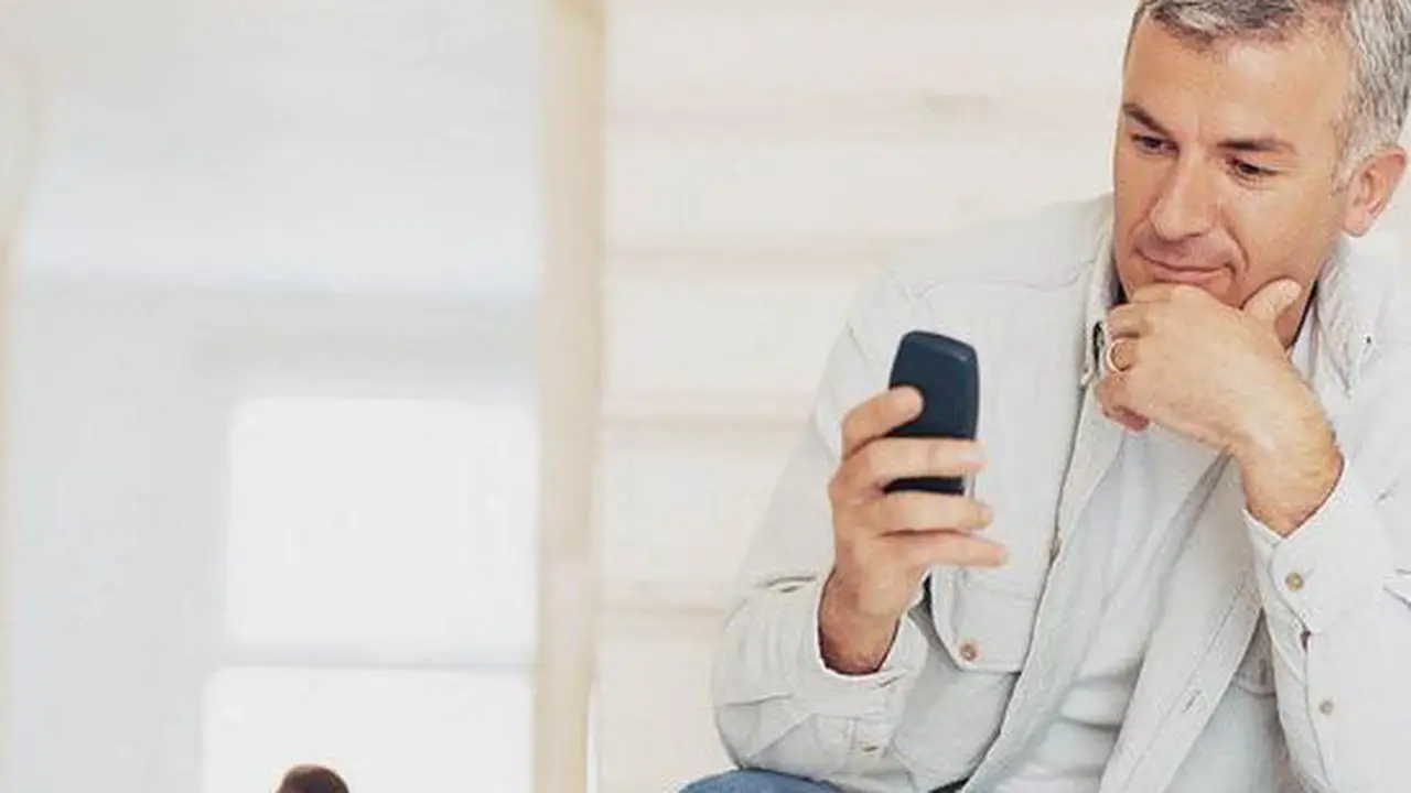 Akibat Kirim SMS, Retina Mata Pria Ini Terlepas