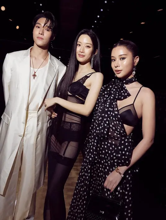 Busana Moon Ga Young ini mengekspos bagian tubuhnya, memperlihatkan lingerie yang sama-sama berwarna hitam yang dipakainya sebagai dalaman. [Foto: Instagram/mintmag_th]