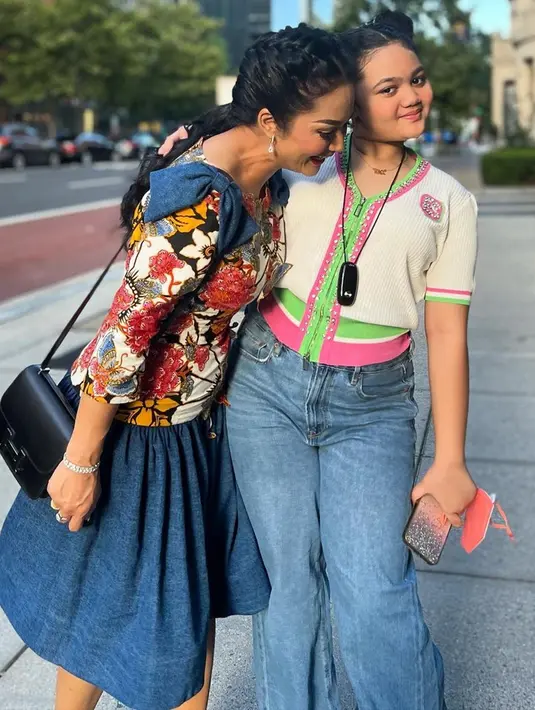 Selain bersama suami, Krisdayanti juga mengajak serta buah hatinya Amora Lemos. Ia menemani sang ibunda tampil menyanyi menghibur sejumlah warga negara Indonesia di sana. Potretnya yang begitu anggun mengenakan dress batik bermotif bunga membuatnya tampak awet muda. (Liputan6.com/IG/@krisdayantilemos)