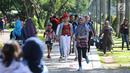 Pengunjung berjalan di kawasan Monumen Nasional, Jakarta, Senin (25/12). Libur perayaan Natal dimanfaatkan warga untuk berwisata di kawasan Monumen Nasional. (Liputan6.com/Helmi Fithriansyah)