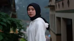 Pandai padu padankan outfit yang dikenakannya, Lesti Kejora sering dipuji warganet. Kenakan hoodie putih, celana hitam dan jilbab hitam, penampilan santai Lesti Kejora ini tampak simpel. Sejak putuskan berhijab 4 atau 5 tahun yang lalu, gaya berpakaian artis berusia 25 tahun ini sering jadi inspirasi untuk para penggemarnya dan pengikutnya di Instagram. (Liputan6.com/IG/@lestykejora)