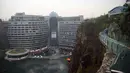 Pengunjung berjalan dekat Hotel Intercontinental Shanghai Wonderland di distrik Songjiang, Shanghai, 15 November 2018. China membuat sebuah hotel mewah pertama di dunia pada sebuah lokasi bekas lubang pertambangan yang amat dalam. (AP Photo)