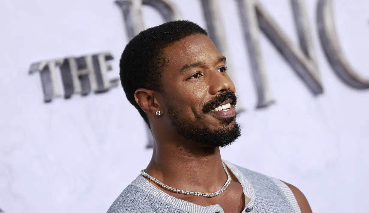 Michael B. Jordan berpose saat menghadiri pemutaran perdana "The Lord of the Rings: The Rings of Power" di The Culver Studios di Culver City, California (15/8/2022). Michael mengenakan atasan Chanel dan celana The Row. (Matt Winkelmeyer/Getty Images/AFP)
