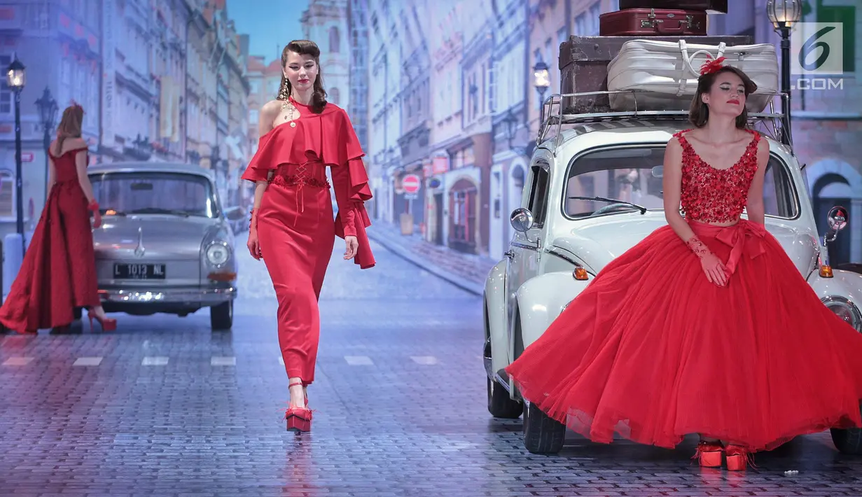 Model mengenakan busana rancangan desainer Fetty Rusli saat tampil dalam fashion show bertema 'Crossing' di Jakarta, Rabu (29/8). Sebanyak 53 busana ditampilkan dalam fashion show tersebut. (Liputan6.com/Faizal Fanani)