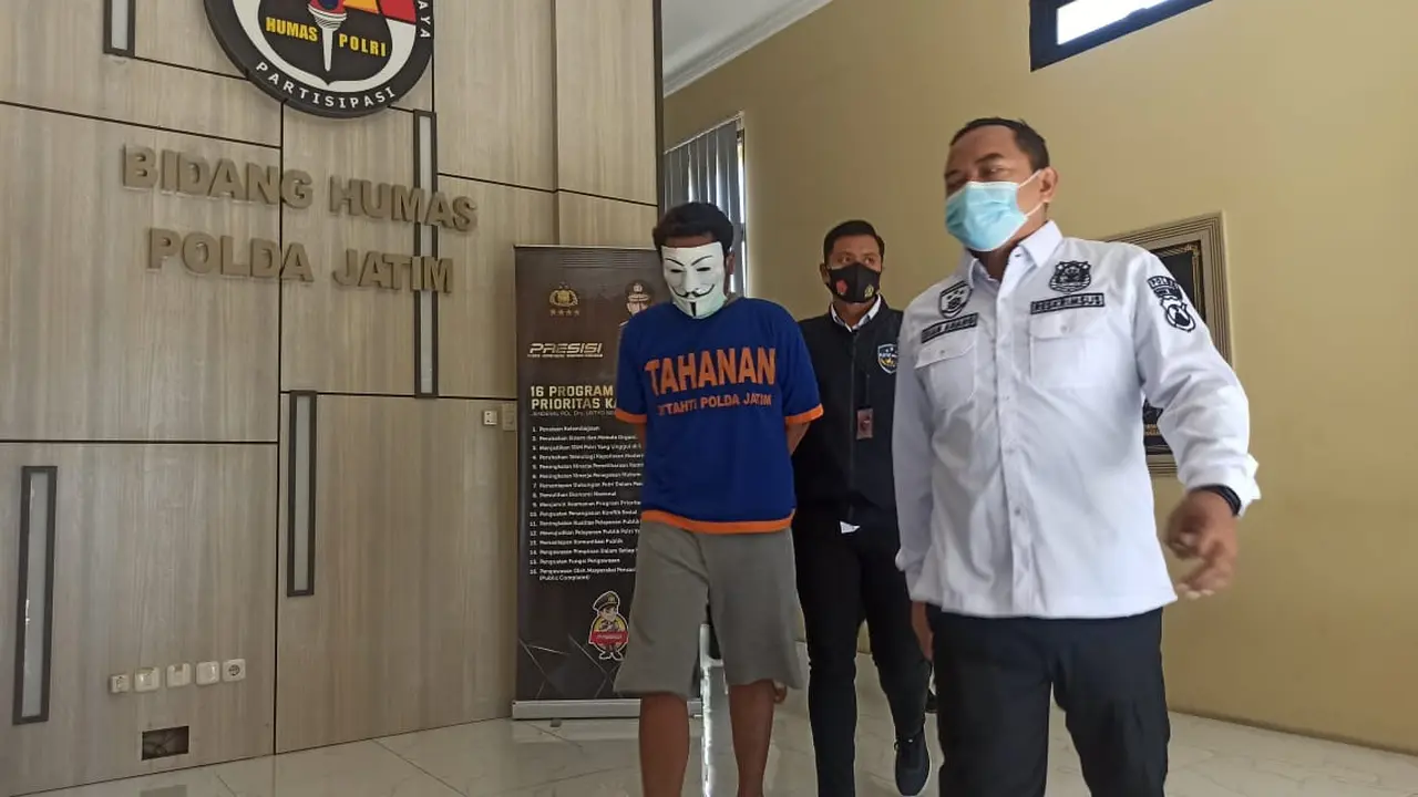Polda Jatim menangkap dua tersangka penjual ijazah palsu. (Dian Kurniawan/Liputan6.com)