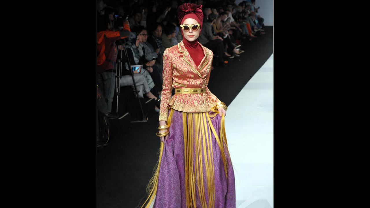 Koleksi Busana Muslim Dian Pelangi di JFW 2015