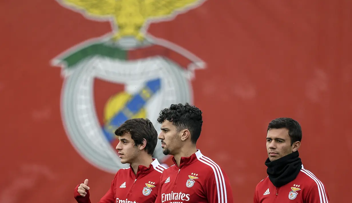 <p>Pemain Benfica, Paulo Bernardo (kiri), Tomas Araujo (tengah) dan Henrique Araujo menghadiri sesi latihan di tempat latihan Kampus Benfica di Seixal dekat Lisbon (14/3/2022). Benfica akan bertanding melawan Ajax pada leg kedua babak 16 besar Liga Champions. (AFP/Patricia De Melo Moreira)</p>