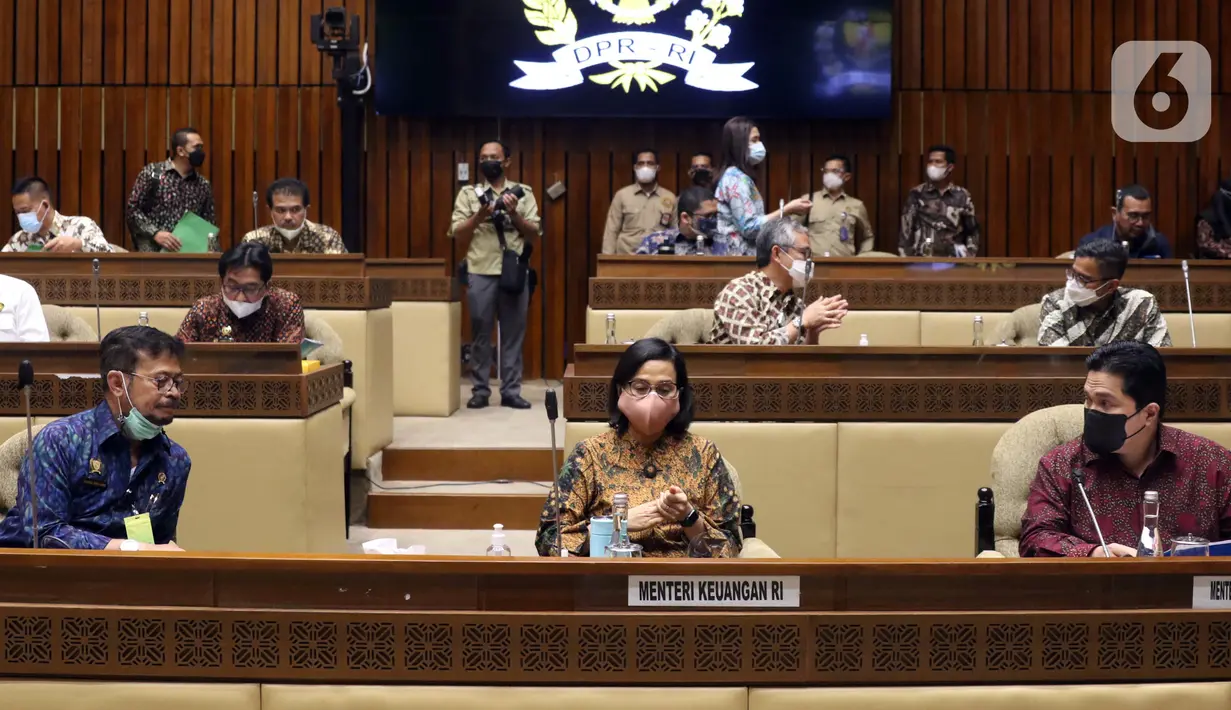 (kanan ke kiri) Menteri BUMN Erick Thohir, Menteri Keuangan Sri Mulyani Indrawati, dan Menteri Pertanian Syahrul Yasin Limpo saat rapat konsultasi dengan pimpinan DPR membahas masalah pupuk subsidi di Kompleks Parlemen, Jakarta, Selasa (9/2/2021). (Liputan6.com/Angga Yuniar)