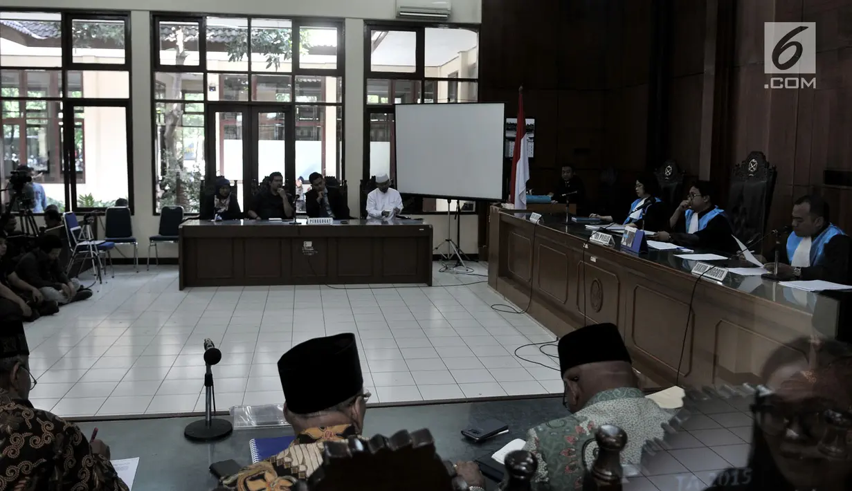 Suasana sidang putusan gugatan HTI diajukan di PTUN Jakarta, Senin (7/5). Sebelumnya, HTI mengajukan gugatan terhadap Menkumham ke PTUN dengan nomor 211/G/2017/PTUN.JKT pada 13 Oktober 2017. (Merdeka.com/Iqbal Nugroho)