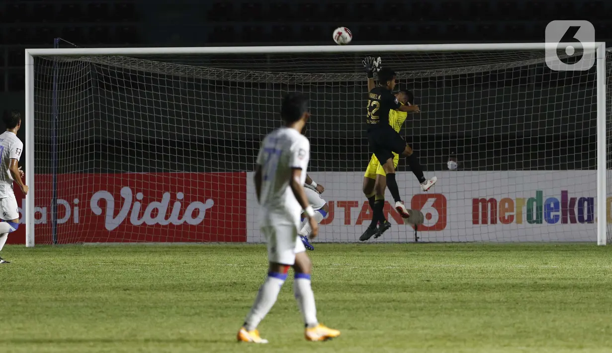 Pemain PSIS Semarang Farrel Arya Trisandika berebut bola dengan kiper Arema FC Utam Rusdiana dalam pertandingan babak penyisihan Grup A Piala Menpora 2021 di Stadion Manahan, Solo, Selasa (30/3/2021). Arema FC kalah 2-3. (Bola.com/Ikhwan Yanuar)
