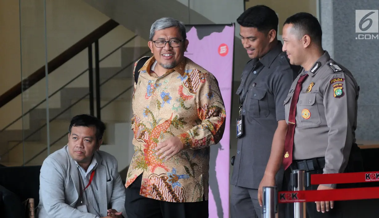 Mantan Gubernur Jawa Barat Ahmad Heryawan (Aher) usai menjalani pemeriksaan di Gedung KPK, Jakarta, Selasa (27/08/2019). Aher diperiksa sebagai saksi Sekda Jawa Barat Iwa Karniwa yang menjadi tersangka karena diduga meminta uang sebesar Rp1 miliar kepada PT Lippo Cikarang. (merdeka.com/Dwi Narwoko)