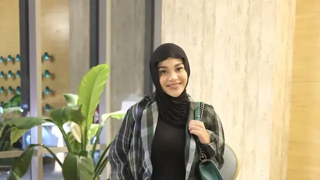 Gaya Hijab ala Aurel Hermansyah. (instagram/aurelie.hermansyah)