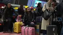 Sejumlah penumpang menunggu keberangkatan di stasiun kereta api Beijing, China (23/1). Sesuai tradisi, para pemudik baik yang bekerja atau belajar di berbagai kota tentunya akan pulang ke tempat asalnya. (AFP/Nicolas Asfouri)