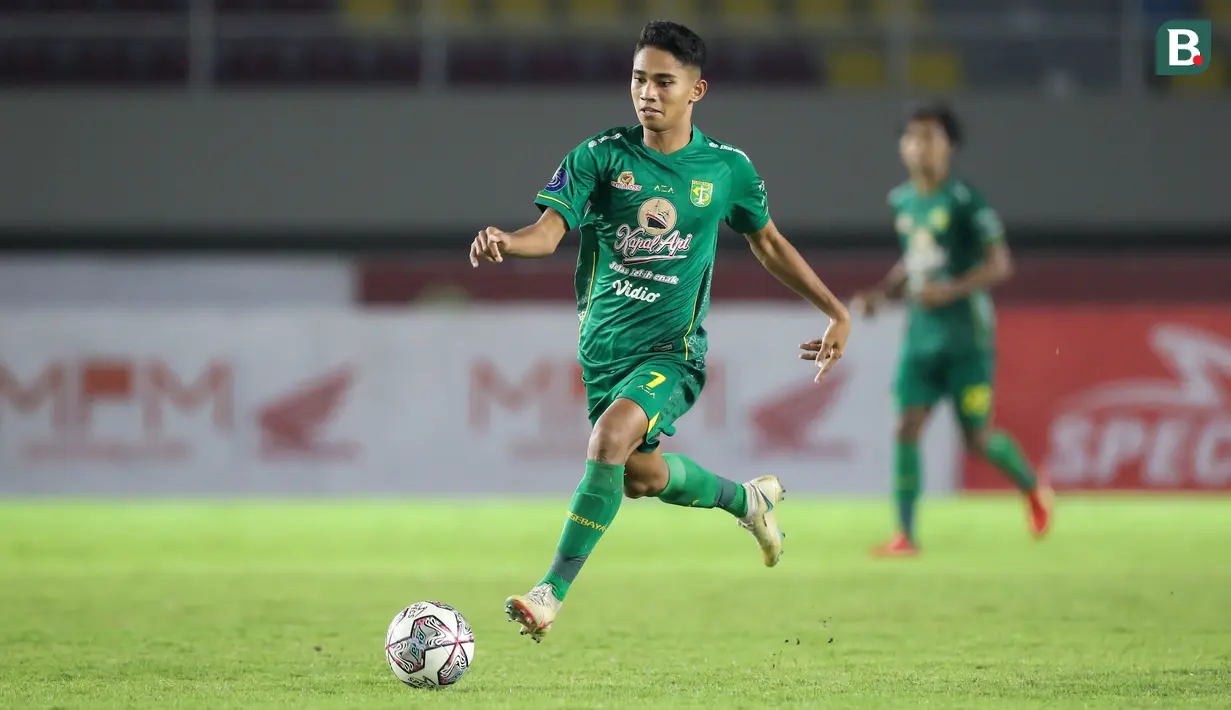 Motor serang Persebaya Surabaya, Marselino Ferdinan mampu tampil mengagumkan dengan mencetak empat gol dan tujuh assist dalam 23 pertandingan di BRI Liga 1 2021/2022. Pemuda 17 tahun itu diketahui memiliki peluang besar dipanggil Shin Tae-yong, (Bola.com/Bagaskara Lazuardi)