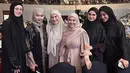 Dalam momen ini, Kimberly Ryder mengucapkan terima kasih kepada artis Ratna Galih yang telah mengajaknya dalam kajian. Ia pun duduk di barisan para artis. Tampak sejumlah seleb yang ikut dalam kajian, antara lain Windy Wulandari, Irish Bella, Kesha Ratuliu, Syifa Hadju, hingga Margin Wieheerm. (Liputan6.com/IG/@_irishbella_)