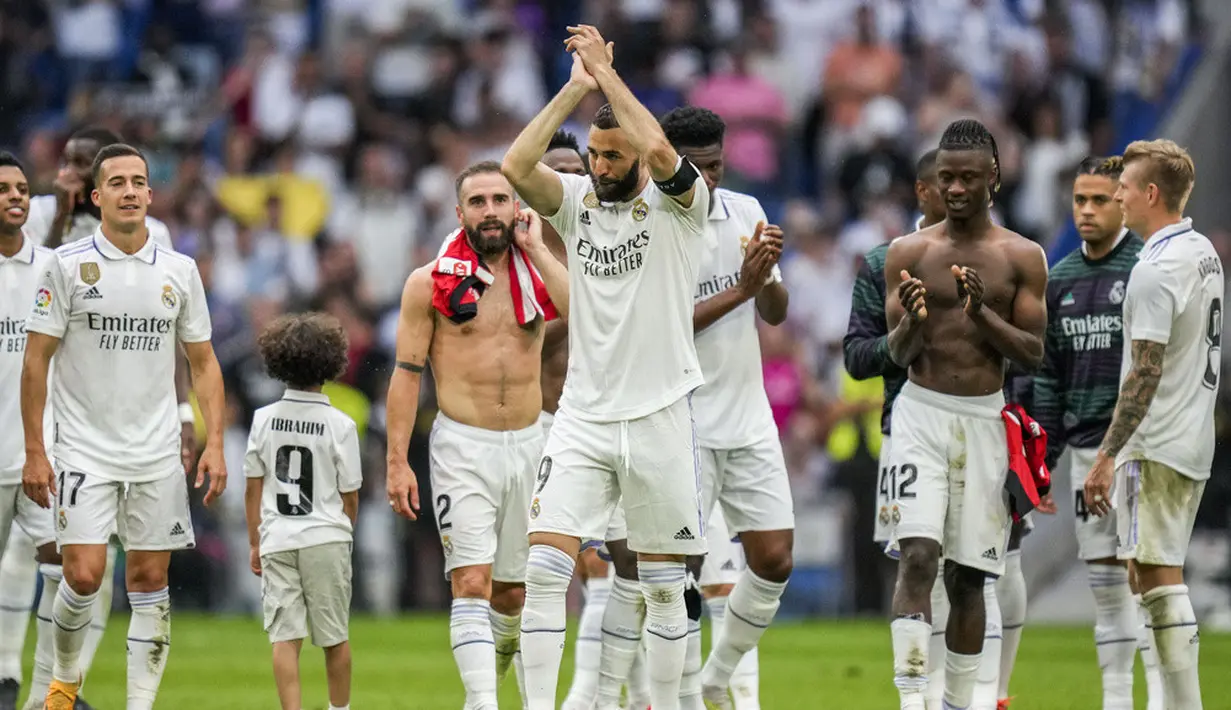 <p>Dalam laga perpisahaan ini, Karim Benzema yang sudah membela Los Blancos selama 14 tahun tersebut menyarangkan si kulit bundar untuk terakhirnya di kompetisi Liga Spanyol. (AP Photo/Bernat Armangue)</p>