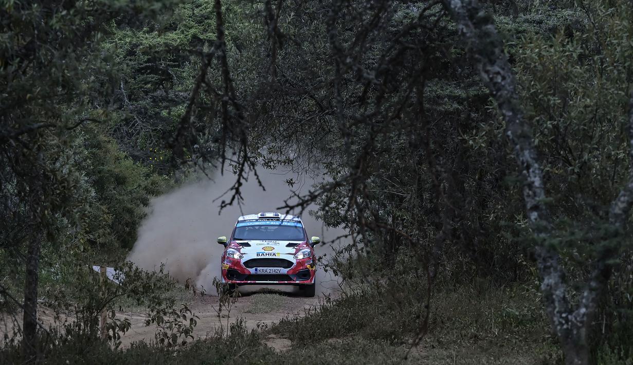 Tim reli Paraguay, Diego Dominguez bersama Rogelio Penate tengah berkompetisi mengonakan mobil Ford Fiesta dalam ajang Safari Rally Kenya 2022 yang berlangsung di kota tepi danau Naivasha pada 24 Juni 2022. (AFP/Tony Karumba)