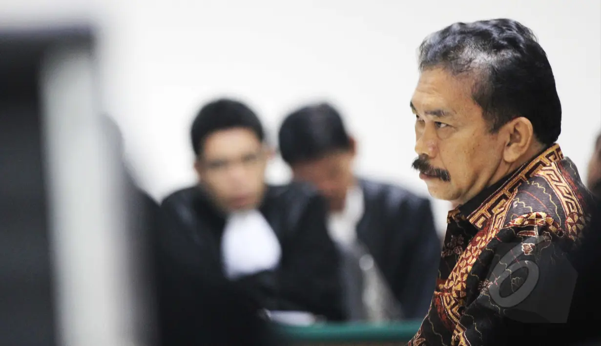 Terdakwa kasus suap di Mahkamah Konstitusi Raja Bonaran Situmeang saat menghadiri sidang untuk mendengarkan tuntutan jaksa di Pengadilan Tipikor, Jakarta, Senin (27/4/2015). (Liputan6.com/Helmi Afandi)
