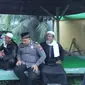 Kapolres Kampar AKBP Ronald Sumaja duduk santai bersama pemuka adat, tokoh agama dan tokoh masyarakat membicarakan Pemilu 2024 agar berjalan lancar. (Liputan6.com/M Syukur)